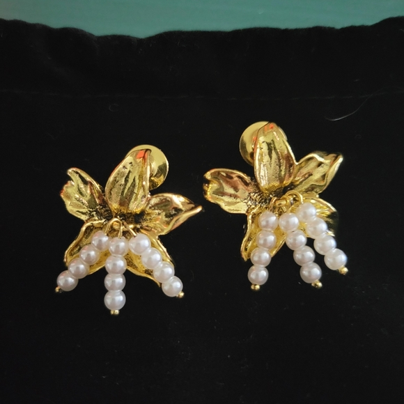 Sassy Jones Gold Pearl Studs - Picture 1 of 5